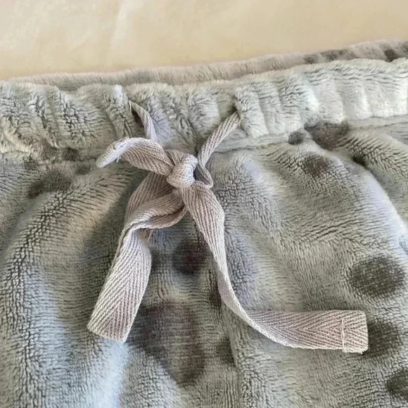 The Animal Rescue Site Gray Paw Print Women’s Plush Long Pajama Set, Size XL. - Picture 8 of 11